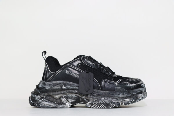 Balenciaga Triple S Snekaer “dirty Black”