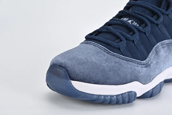 Wmns Air Jordan 11 Retro midnight Navy Velvet - Image 3